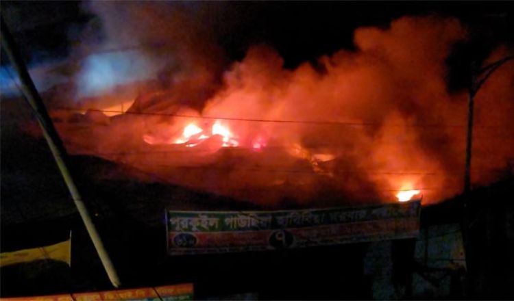 রূপগঞ্জের গাউছিয়া মার্কেট আগুনম শতাধিক দোকান পুড়ে ছাই